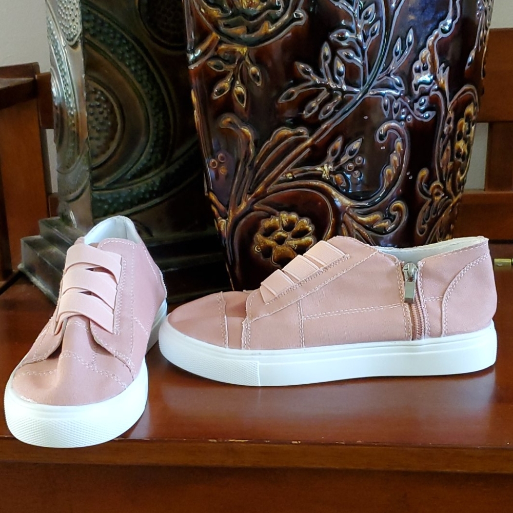 Size 5.5 -6 Pink Canvas Shoes